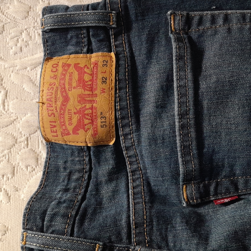 Levi's size 32x32 513 jeans.